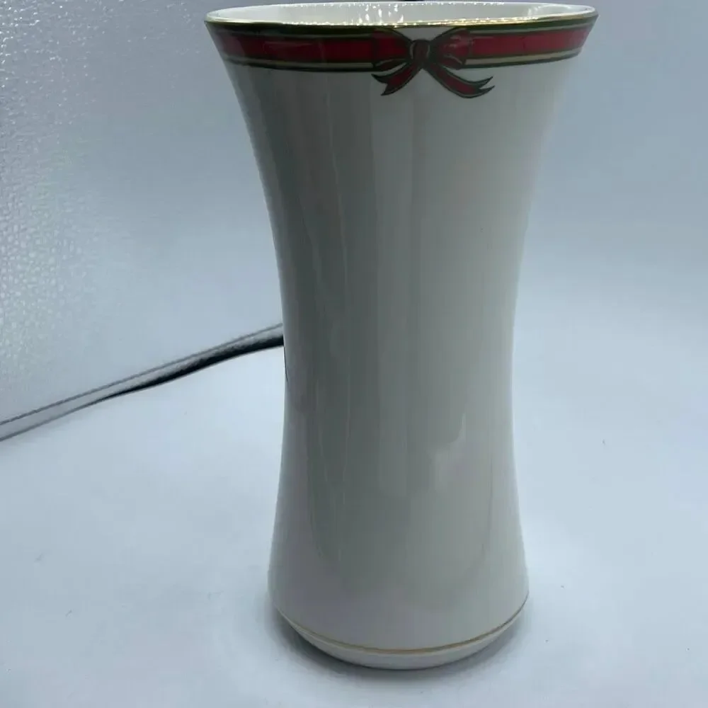Royal Doulton English Porcelain “Ribbon” 1986 vase